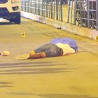 El cadáver quedó tendido en el carril de la metrovía, en el sentido sur - norte de la avenida.