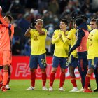 AMDEP663. MONTEVIDEO (URUGUAY), 07/10/2021.- Jugadores de Colombia se felicitan hoy tras el final del partido contra Uruguay por las eliminatorias sudamericanas para el mundial de Catar 2022, en el estadio Gran Parque Central en Montevideo (Uruguay). EFE/ANDRES CUENCA POOL