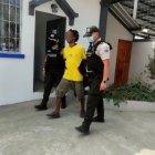 Según la policía, el detenido actuó junto a otro sujeto, quien logró escapar luego del delito.