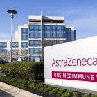 Según AstraZeneca, su fármaco reduciría en un 50 % la probabilidad de fallecimientos.