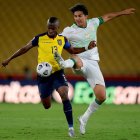 Enner Valencia de Ecuador disputa el balón con Marcelo Moreno de Bolivia en un partido de las eliminatorias sudamericanas para el Mundial de Catar 2022.