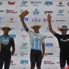 David Villarreal (c) se llevó el título de la Clásica de Guayaquil. Jorge Montenegro (i) y Óscar Sevilla (d) lo escoltaron en el podio.
