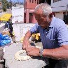 1. Coser la planta lleva al menos dos horas. Es la parte más difícil de hacer la alpargata.