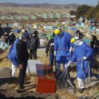 Referencial. Personal se prepara para el sepelio de una víctima de covid-19.