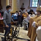 El ciclista ecuatoriano Richard Carapaz (i) recibe una bendición por parte del monseñor Danilo Echeverría (2-d), en una misa el 12 de octubre de 2021 en la ciudad de Tulcán .
