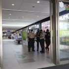 Al sitio llegaron agentes policiales para investigar lo ocurrido y verificar datos que permitan identificar a los implicados.