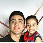 Angelito junto a su papá, con quien actúa en los shows.