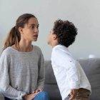 Tratar de manera diferente al hijastro crea resentimiento en el pequeño.