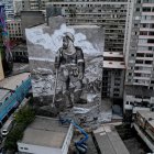 Fotografía área con un dron de una recreación hecha por el artista y activista Mundano de la emblemática pintura "El labrador del café" (1934), el 15 de octubre de 2021 en Sao Paulo (Brasil).