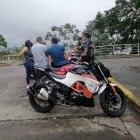 El gendarme salió despedido de su moto.