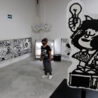 Visitantes observan la exposición "El Mundo Según Mafalda" del caricaturista argentino Joaquín Salvador Lavado (Quino), el 16 de octubre de 2021 en la ciudad de Guadalajara, en Jalisco (México).