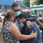 Tomás Obando, padre del niño asesinado,  recibe  el consuelo de sus seres queridos.