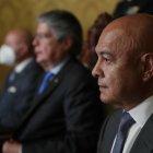 El presidente Guillermo Lasso posesionó a Patricio Hernandez (der) como nuevo ministro de la Defensa.