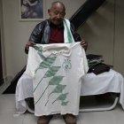 Don Luis Gonzaga con una de las camisetas históricas del Iberia, que forma parte de la liga barrial de Guápulo.