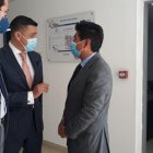 Jorge Yunda dialoga con sus abogados antes del inicio del juicio en el Complejo Judicial norte.