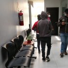 El adolescente acudió con un familiar a denunciar los dos presuntos delitos.
