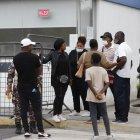 Al instituto forense también llegó la actual pareja del deportista. La chica estaba acompañada de sus familiares, quienes colocaron la denuncia por la muerte de Quiñónez.