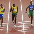 Álex Quiñónez (i) junto a Usain Bolt (c) en la final olímpica de los 200 metros planos en Londres 2012.