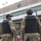 Dos militares acudieron también al llamado de alerta, para brindar seguridad en los exteriores del edificio de la Corte Provincial.
