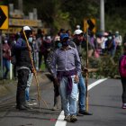 Indígenas de las comunidades de Cusubamba bloquean una carretera al norte de la ciudad durante una jornada de protestas contra el Gobierno, hoy, en Quito