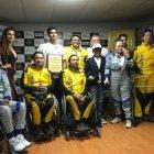 Juan Manuel Correa (c) es embajador del primer equipo de karting adaptado que entrena y compite en el kartódromo Dos Hemisferios.