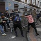 Daños. Manifestantes destruyen vallas y se enfrentan con piedras a la policía.