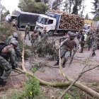 Policías y militares retiraban troncos que obstruían el paso en la vía a Cayambe.