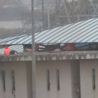 Sobre un techo, un preso de la Regional observaba hacia un costado.