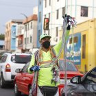 Víctor labora con otros comerciantes en ese punto del centro de Guayaquil. Todos están unidos y tienen chalecos distintivos para generar confianza.