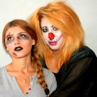 Con materiales caseros puedes maquillarte para Halloween.