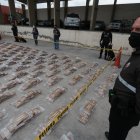 La droga incautada fue mostrada en una dependencia policial cercana a un puerto marítimo.