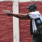 El jamaiquino Ron Brown llegó a entregar su experiencia en el tiro práctico.