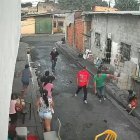 Los malandrines vestía camiseta verde, otro roja y un tercero camiseta negra. Todos estaban armados.