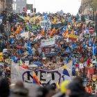 Miles de activistas y manifestantes marchaban ayer para exigir acciones de los líderes mundiales en la COP26 que tiene lugar en Glasgow, Gran Bretaña.
