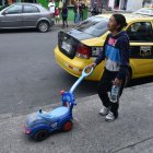 La madre del menor fallecido quedó consternada luego del accidente.