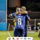 Tremendo abrazo que vale 3 puntos, Danny Cabeza y el DT Juan Carlos León.