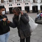 Cada jueves, Jhon Daquilema ayuda a personas en situación de vulnerabilidad.