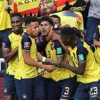 Los jugadores de Ecuador celebran un gol ante Venezuela .