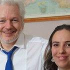 La pareja inició su relación cuando Moris formaba parte del equipo de abogados de Assange.