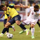 Jeremy Sarmiento (i), de 19 años, fue titular por primera vez en la selección de Ecuador.