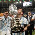 Lionel Messi besa el trofeo de la Copa América, tras derrotar Brasil en el estadio Maracaná de Río de Janeiro