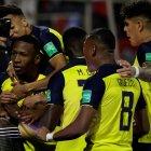 Los jugadores de Ecuador celebran el gol de Pervis Estupiñán ante Chile