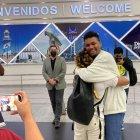 Carlos Mina a su arribo a Guayaquil. y un abrazo con un amigo.