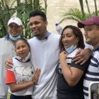 Carlos Mina (c) se emocionó al ver a sus familiares. El pugilista indicó que se siente vivo al estar en libertad y regresar al país.