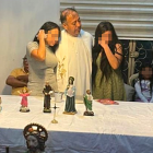Las chicas recibieron la bendición de un párroco, luego de su liberación.