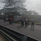 Fuentes policiales revelaron que el muerto hallado en el intercambiador de vía a la costa con la Perimetral, en el oeste de Guayaquil, fue identificado como David Sánchez Aguayo, de 18 años.

Él no registraba antecedentes penales, pero había una investigación en su contra, por un asesinato. Además, según el informante, el joven habría sido indagado por el asesinato de su padre, Ángel Gregorio Sánchez Miranda, de 37 años, ocurrido el 7 de octubre en el suburbio de Guayaquil.

Ese crimen habría ocurrido por una disputa interna entre los familiares, por supuestamente pertenecer a diferentes grupos criminales.

Sánchez Aguayo fue encontrado con siete impactos de arma de fuego en el tórax y fue llevado al Laboratorio de Criminalística y Ciencias Forenses para los trámites legales y la necropsia de ley.

En los archivos de la Fiscalía, David Hassler consta oficialmente como sospechoso del crimen de Ángel Gregorio.