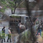 El cuerpo fue encontrado a un costado de la vía, en un matorral. Peritos analizaron la escena.