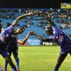Los jugadores del Delfín celebran luego de haber marcado el primer gol a Mushuc Runa.