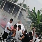 El muertito fue sentado en la moto para el último paseo por El Florón.