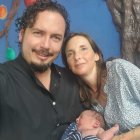 La pareja compartió con este Diario su primera foto junto a Samuel. Fausto Miño lo recibió en sus brazos.